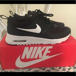 Women’s Size 7 Nike Air Max Thea